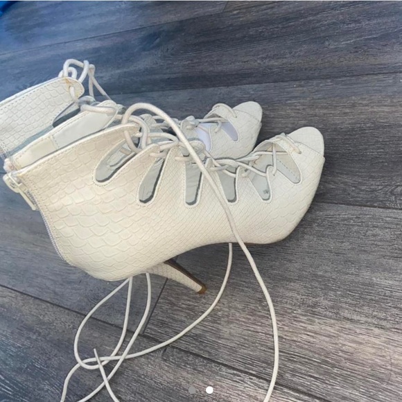 BRAND NEW NEVER WORN CREAM BEIGE OFF WHITE LACE UP SANDAL HEELS SIZE 8.5 - Picture 1 of 2